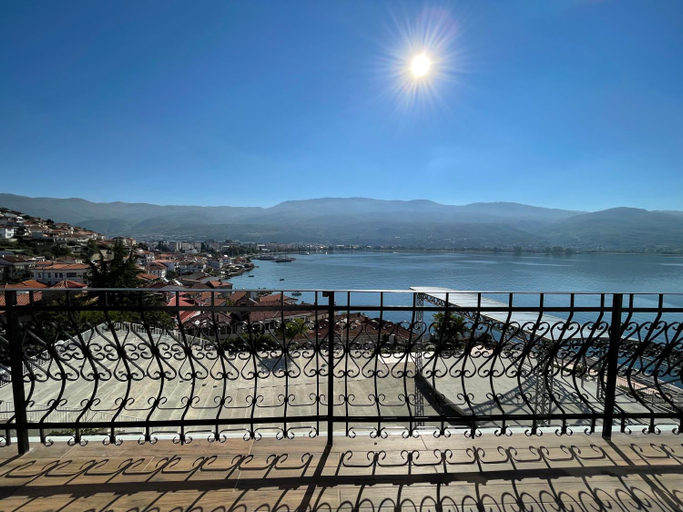 Others 5, Villa Una