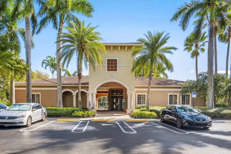 Luxurious Apartments with Pool and Gym at Boynton Beach, Palm Beach