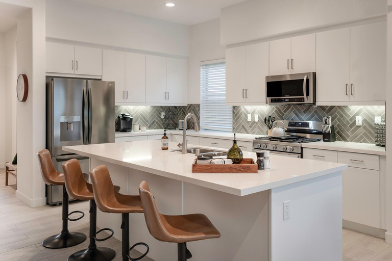 Kitchen 5, New Home! Walk to Stadium Course, Riverside