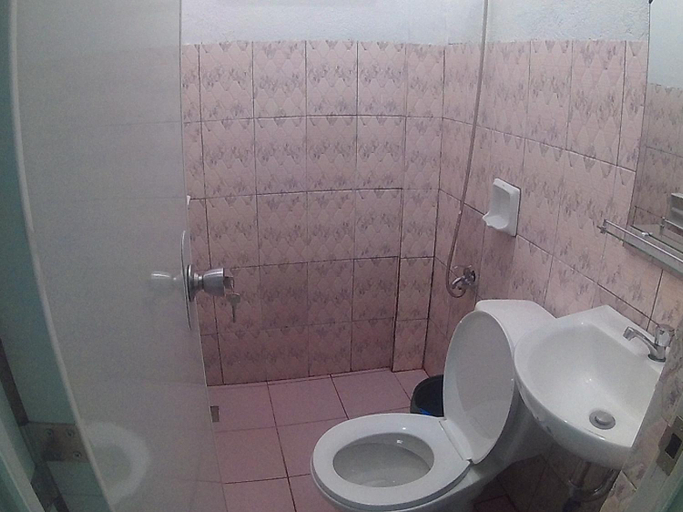 Bathroom 3, Lang2 place, Coron