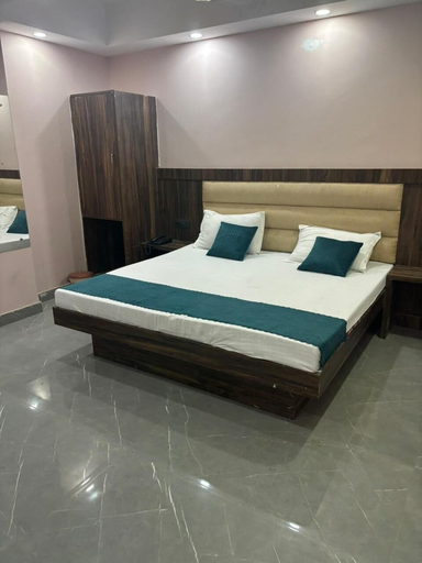 Bedroom 2, hotel swastik palace, Delhi