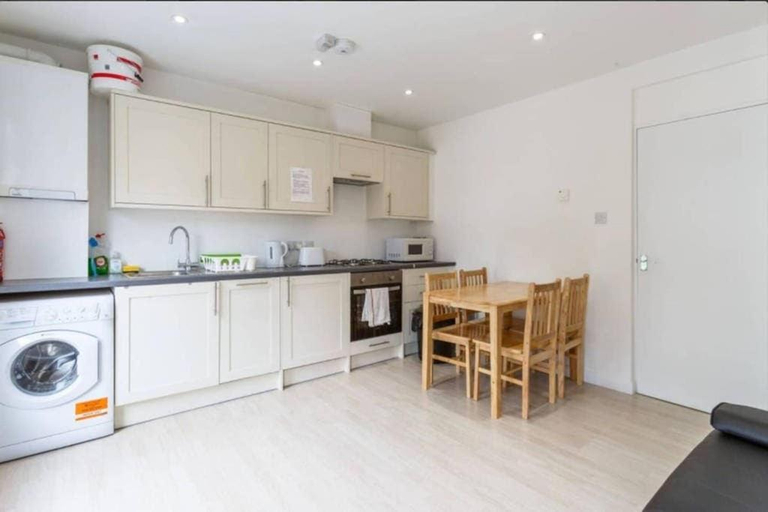 Others 4, Redecorated Double room with shared bathroom and kitchen, London