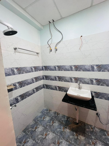 Bathroom 3, The Kashi Yatra Inn, Varanasi