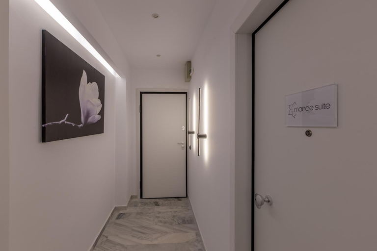 Shared lounge/TV area, Mandevilia Suites, Attica