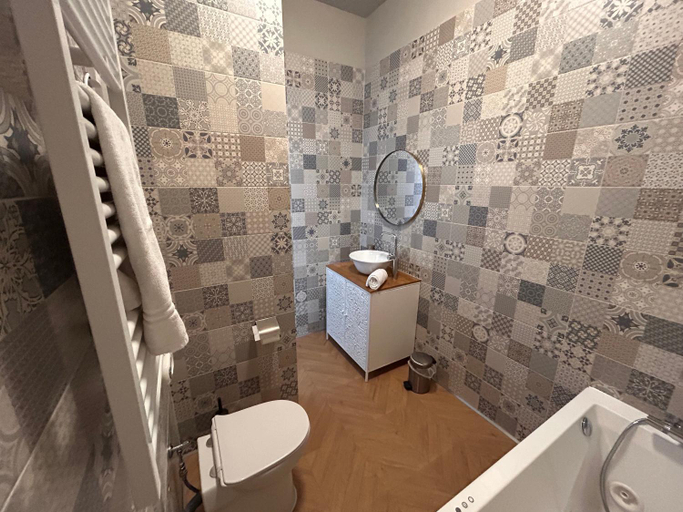 Bathroom 3, Le Manoir du Monde, Nord