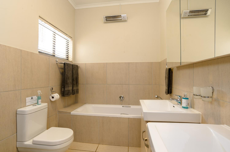 Bathroom 2, Vredehoek Guest Farm, Cape Winelands