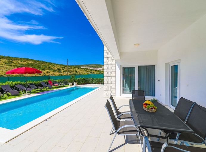 Sport & Beauty 3, Scenic Elegant Trogir Villa With Pool, Trogir