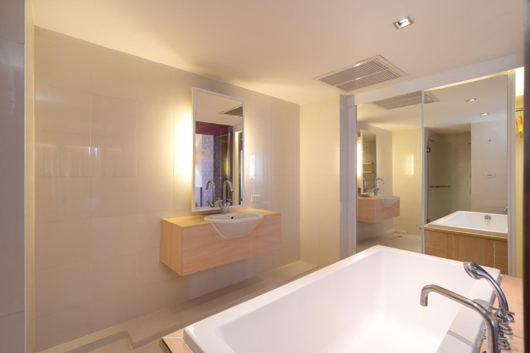 Bathroom 23