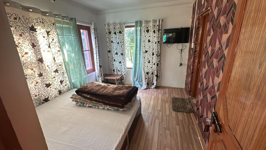Bedroom 4, Top Hill Cottage, Anantnag