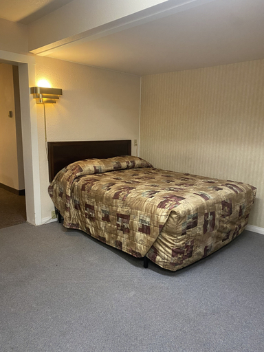 Bedroom 2, Chinook Motel, Division No. 2