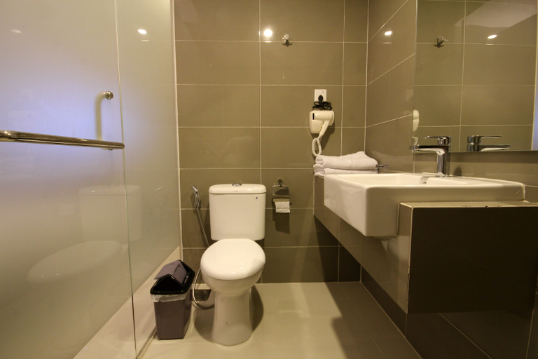 Bathroom 4, OS Hotel Airport Batam, Batam