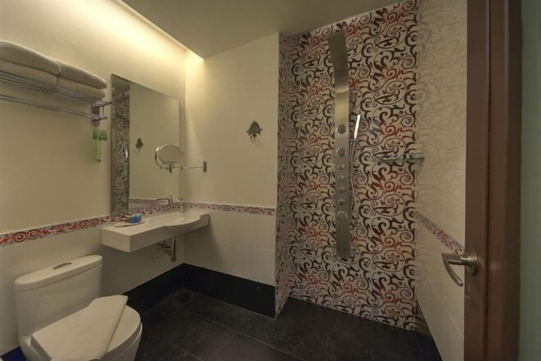 Bathroom 16