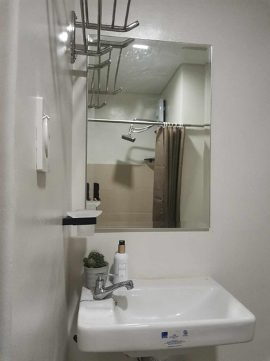 Bathroom 3, 2BR SMDC Bloom Residences Near NAIA Wi-fi +Netflix, Parañaque