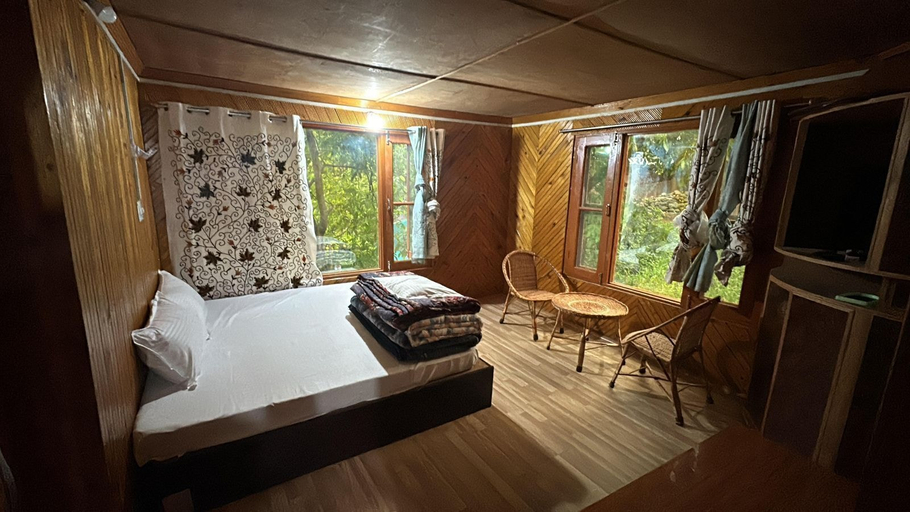 Bedroom 2, Top Hill Cottage, Anantnag