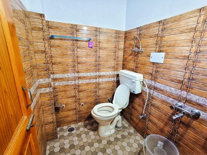 Bathroom 4, Aman cottage by Hindustan hotels group, Kullu