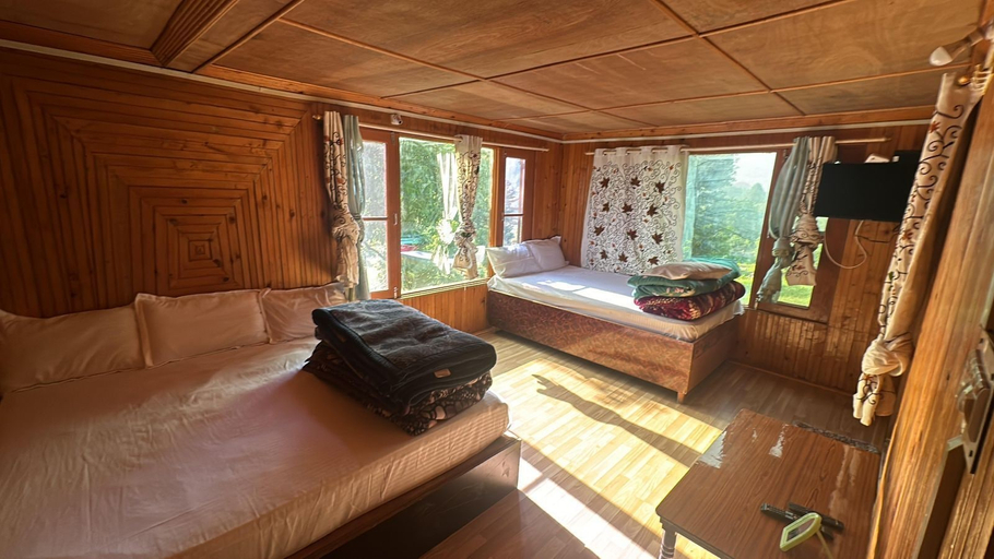 Bedroom 4, Top Hill Cottage, Anantnag
