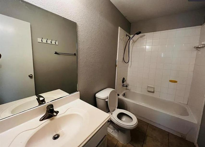 Others 2, Private Queen Room Cypress 290, TX, Houston