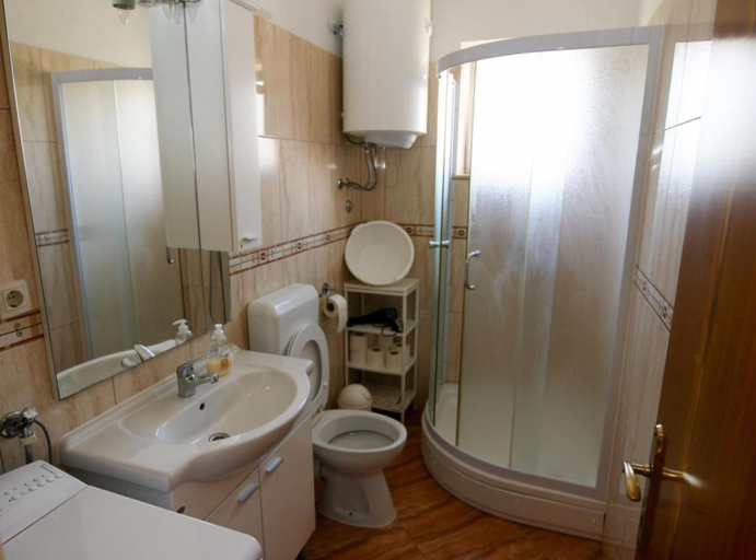 Bathroom 2, Spacious Beachfront Apartment Ciovo, Trogir