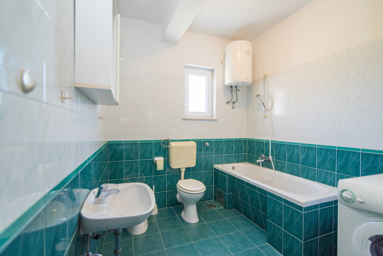 Bathroom 3, Comfortable Kastel Stafilic Apartment With Balcony, Kaštela