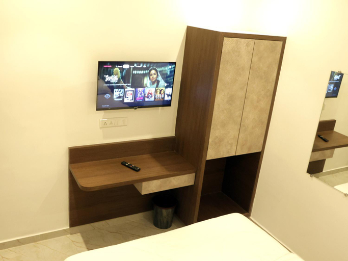 Others 5, Hotel Majestic, Thane