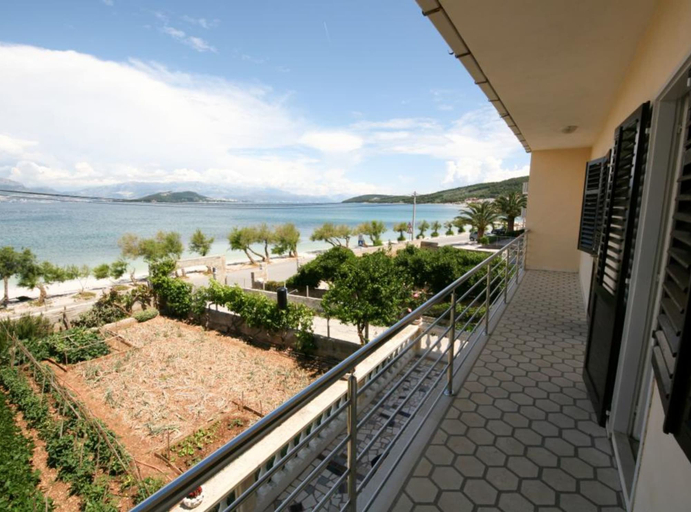Others 4, Spacious Beachfront Apartment Ciovo, Trogir