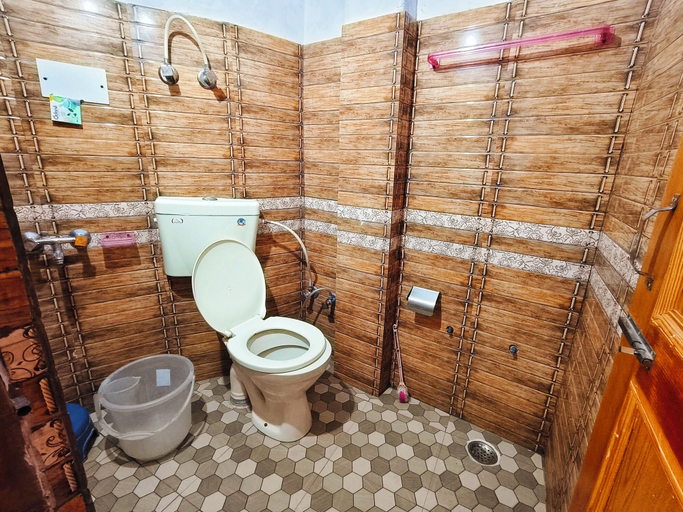 Bathroom 5, Aman cottage by Hindustan hotels group, Kullu