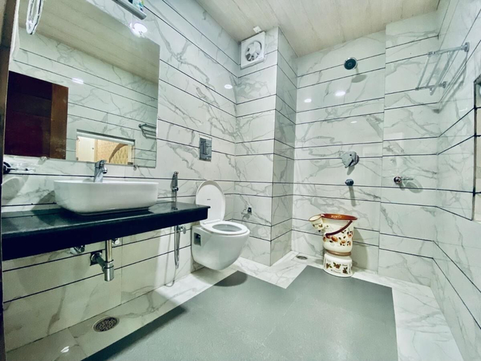 Bathroom 3, The radiance Premium Hotel- chail kufri, Shimla
