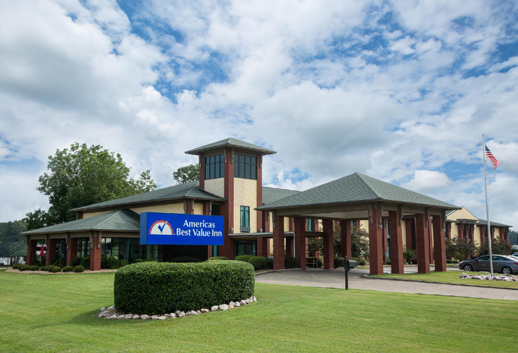 Exterior & Views 1, Rodeway Inn West Point, MS, Clay