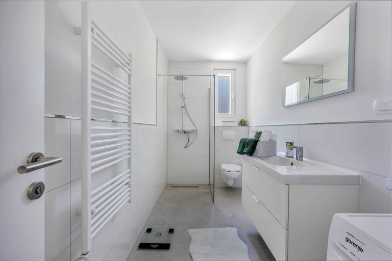 Bathroom 3, Elegant Tranquil Okrug Gornji Apartments, Okrug