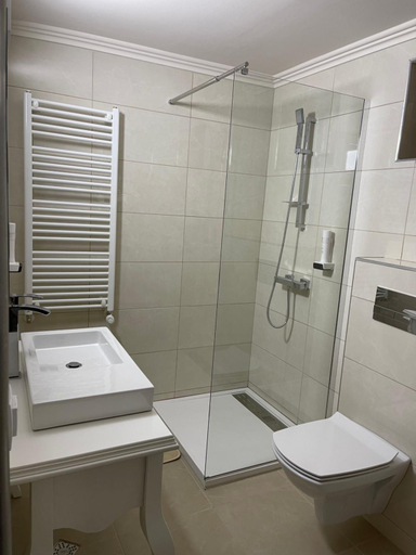 Others 3, Conacul Pestera Ursilor, Pietroasa