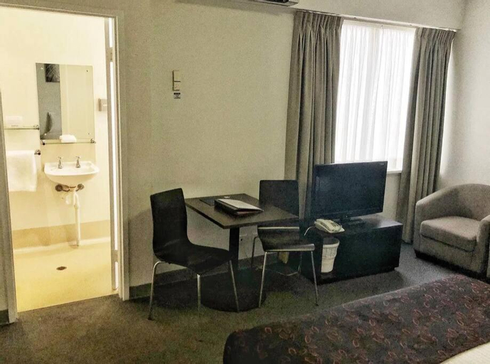 Others 3, studio 105 Gouger city apartment with parking, Adelaide