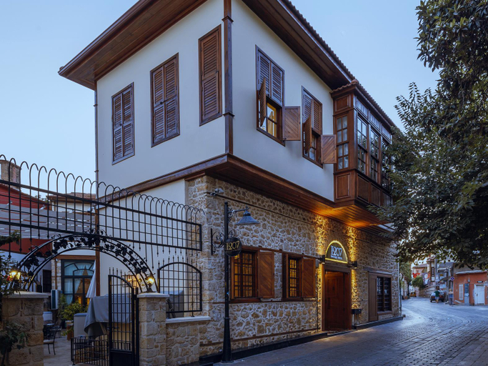 Exterior & Views