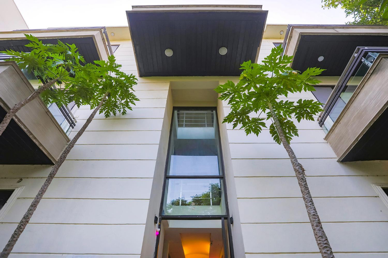 Rivlet Premium, West