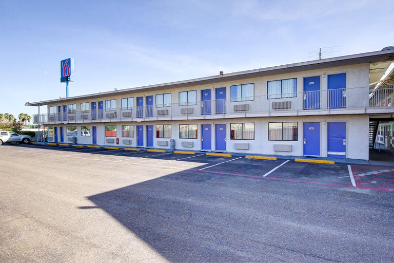 Exterior & Views 2, Motel 6 Laredo, TX - South, Webb
