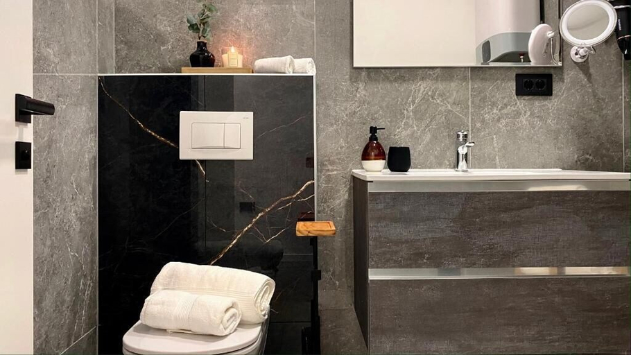 Bathroom 3, Apartments E&T, Koper