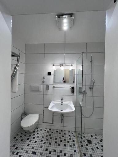 Bathroom 5, Hotel Hafez, Lippe