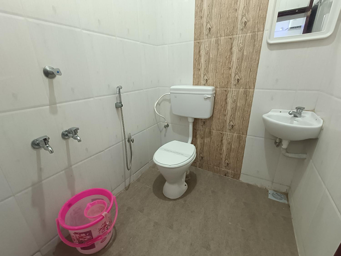 Bathroom 2, Royal Beach Service Apartment, Kancheepuram