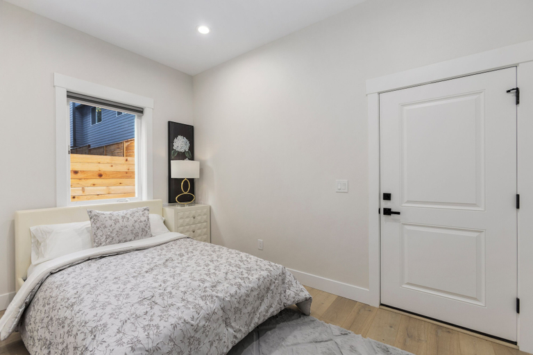 Bedroom 2, Modern 2-Bedroom Retreat in Seattle, Seattle