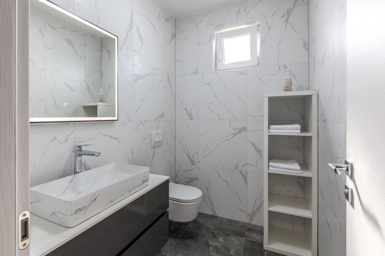 Bathroom 3, Scenic Kastel Luksic Apartments, Kaštela