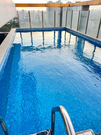Others 5, Cozy Spacious Hotel Type Condo with PS5 Smart TV and WiFi, Quezon City