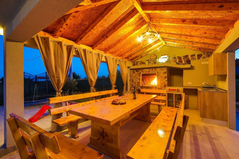Food & Drinks 3, Family-friendly Holiday Home With Private Pool, Playground, and BBQ, Kaštela