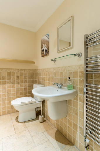 Bathroom 2, High Life Serviced Apartments - Old Town, Swindon