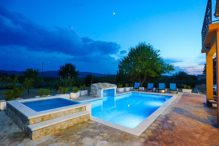 Sport & Beauty 4, Secluded Holiday Home With Pool and Hot Tub, Lećevica