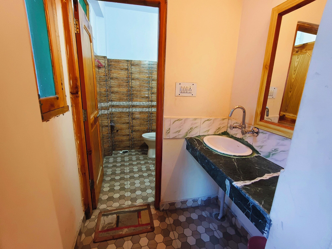 Bathroom 2, Aman cottage by Hindustan hotels group, Kullu