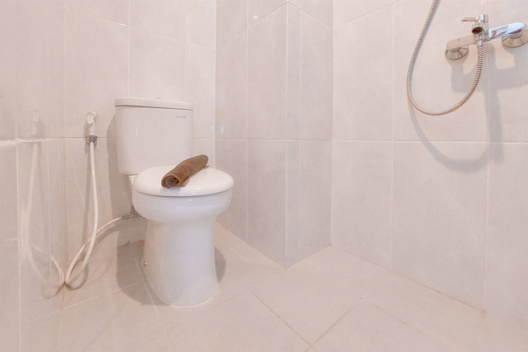 Bathroom 5, Cozy And Elegant Studio At Serpong Garden Apartment, Tangerang