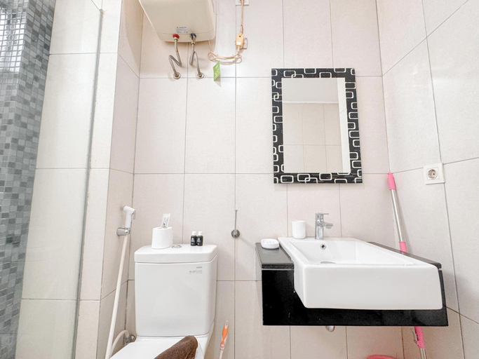 Bathroom 4, Restful And Simple 2Br At The Via And The Vue Apartment, Surabaya