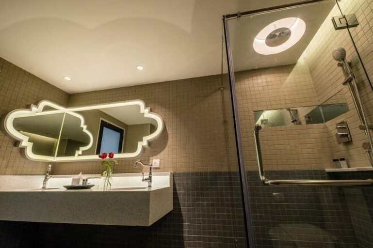 Bathroom 14