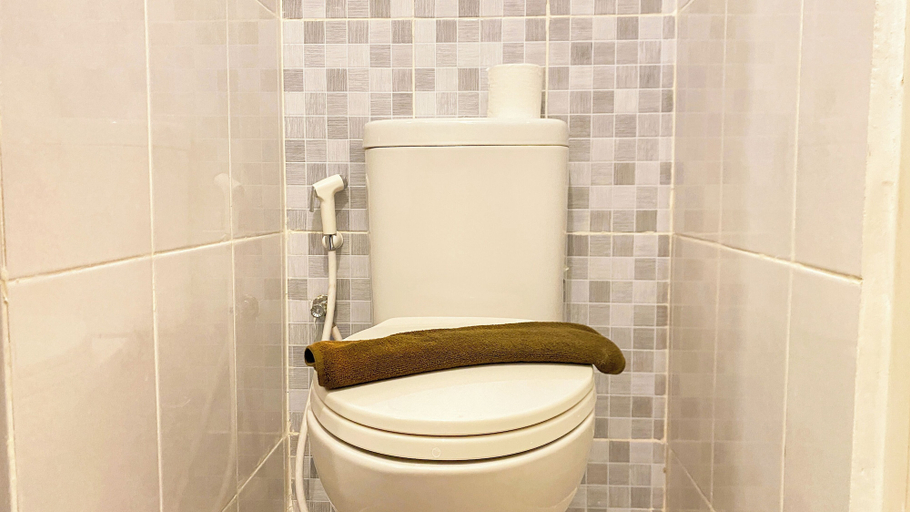 Bathroom 3, Cozy And Modern Look Studio Tokyo Riverside Pik 2 Apartment, Tangerang
