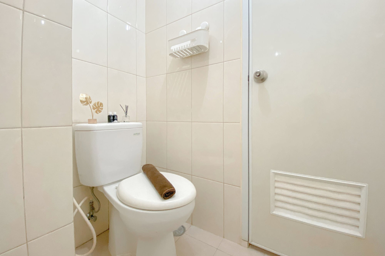 Bathroom 4, Homey And Compact Studio Apartment Springlake Summarecon Bekasi, Bekasi