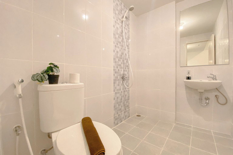 Bathroom 3, Comfy And Spacious 2Br Apartment Tokyo Riverside, Jakarta Utara